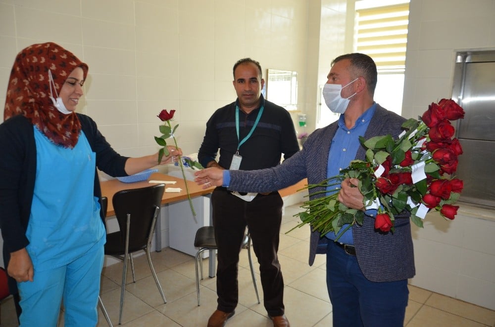 Hatay’da sağlık çalışanlarına 2 bin adet gül dağıtıldı 