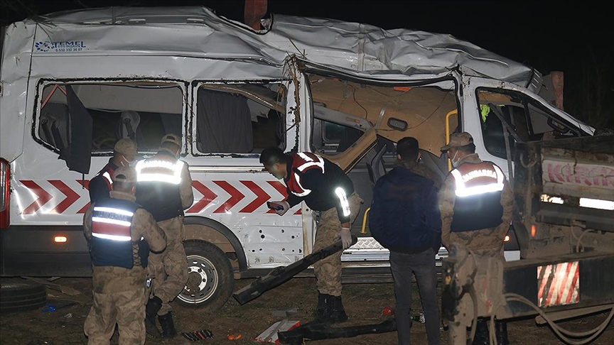 Hatay'da sağlık personelini taşıyan minibüs devrildi