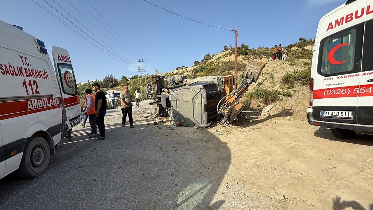 Hatay’da şantiye yakınında kepçe ile hafriyat kamyonu çarpıştı: 3 yaralı