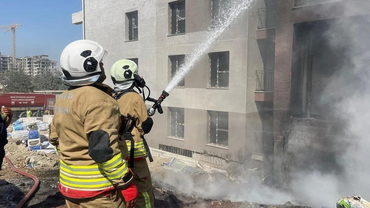 Hatay'da şantiyede çıkan yangın paniğe neden oldu