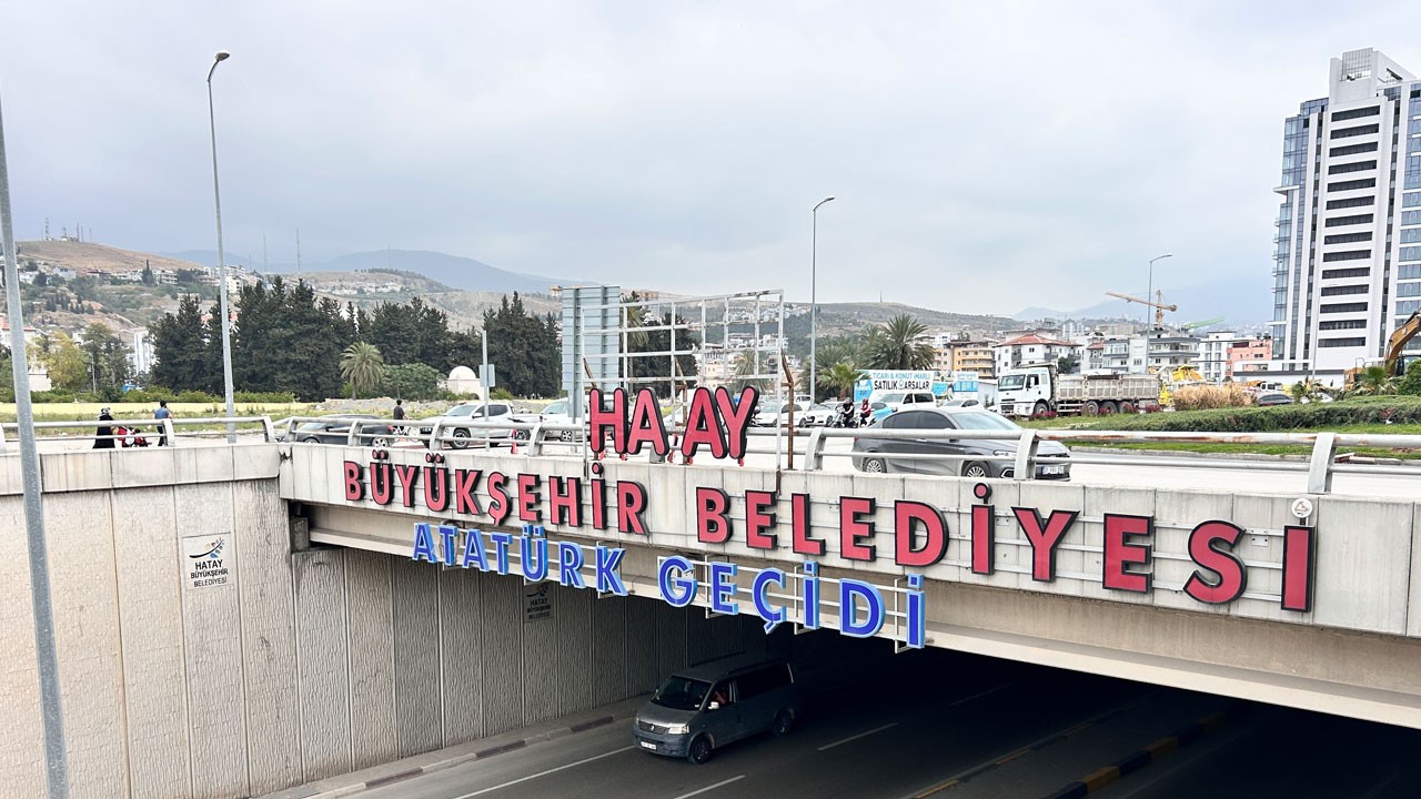 Hatay’da ‘T’ harfi sırrı! 6 tabeladan gizemli şekilde kayboldu