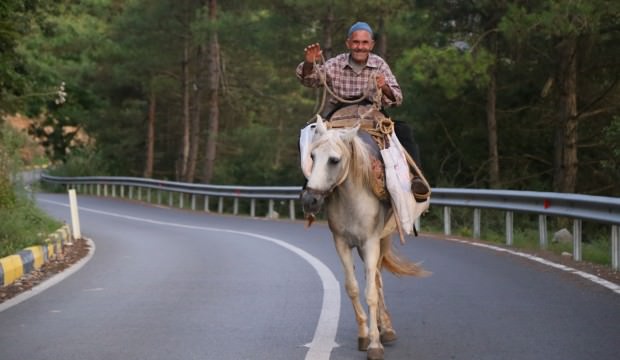 Hatay'da tam 60 yıldır at üstünde bu işi yapıyor