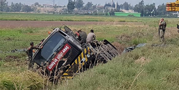 Hatay'da tank taşıyan askeri araç devrildi!