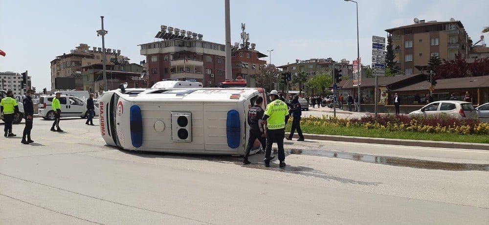 Hatay’da ticari aracın çarptığı ambulans devrildi 