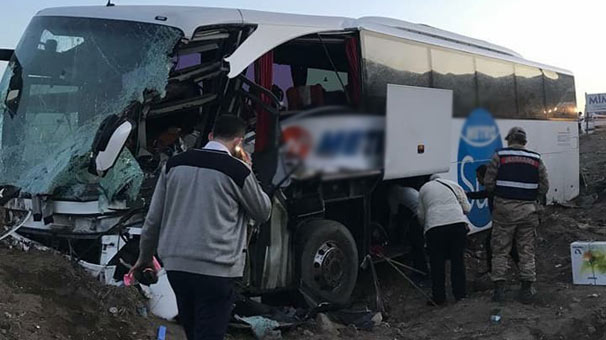 Hatay'da TIR'a yolcu otobüsü çarptı! Yaralılar var...