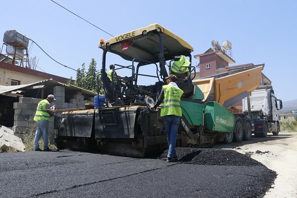 Hatay'da yaralar sarılıyor! 40 derecede asfalt çalışması