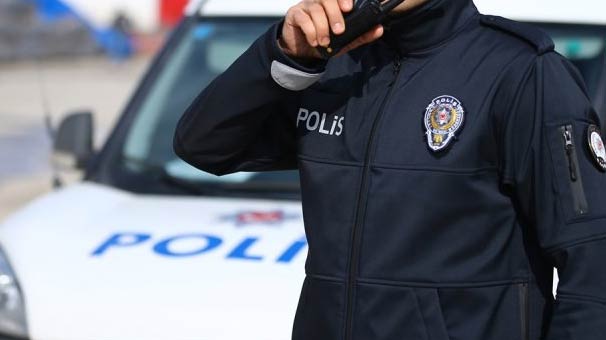 Hatay'da yaralı kadını 2 kilometre sırtında taşıdı!