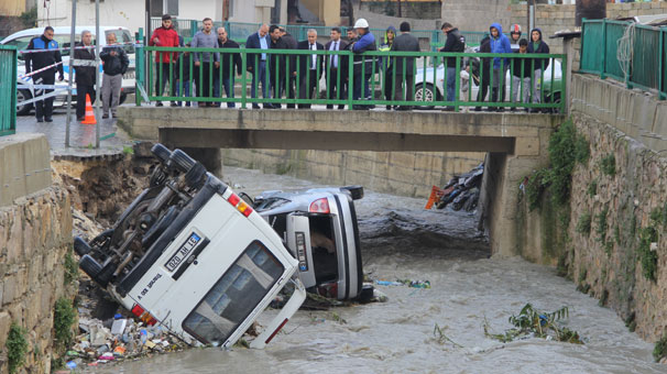 Hatay'da yol çöktü araçlar dereye yuvarlandı