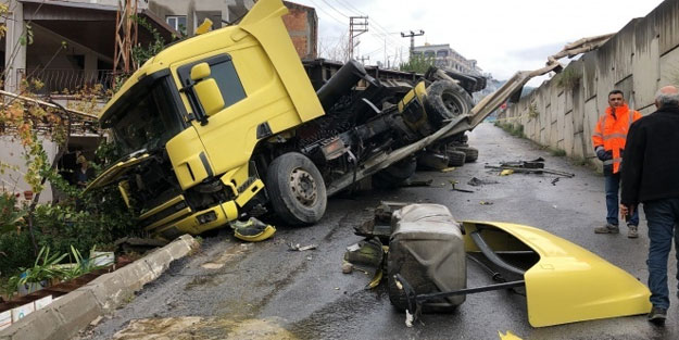 Hatay'da yoldan çıkan TIR evin bahçesine daldı