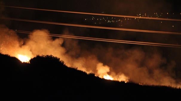 Hatay'da yüksek gelirim hatlarından çıkan yangın geceyi aydınlattı