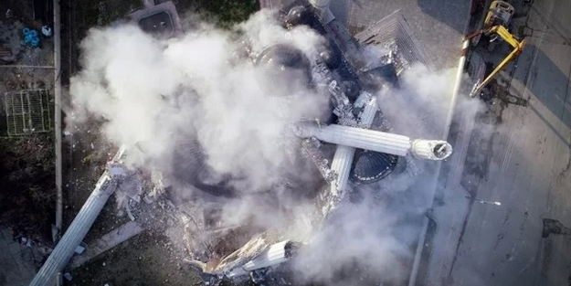 Hatay'daki 4 minareli cami kontrollü şekilde yıkıldı