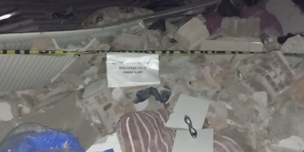 Hatay'daki 6.4 şiddetindeki depremde Osmaniye'de bir bina çöktü!