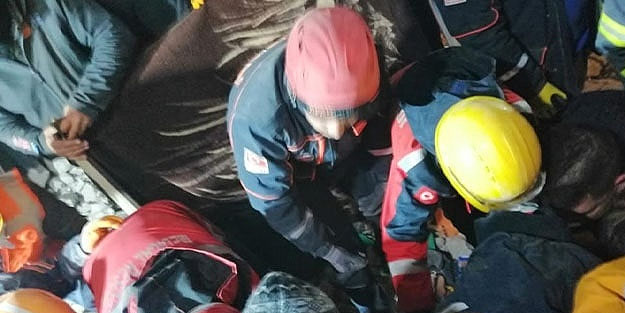 Hatay'daki Çinli ekip, Türk ekiplerle birlikte enkazdan hamile kadını sağ olarak çıkardı! Çinliler olayı yayınladı!
