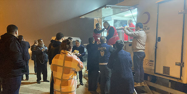  Hatay'daki deprem sonrası evlerine giremeyen vatandaşlara çorba dağıtıldı