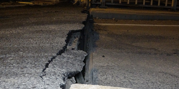 Hatay'daki depremin ardından köprü çökerek yoldan ayrıldı!