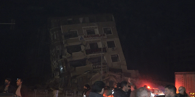 Hatay'daki ilk depremde hasar görmüştü! Yan yattı, yürekler ağza geldi