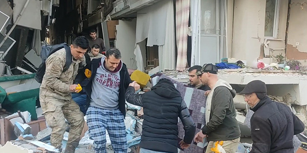 Hatay'dan güzel haber! 36 saat sonra 3 kişi enkazdan sağ çıkarıldı