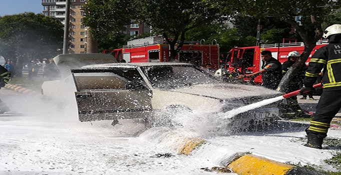Hatay’ın Antakya ilçesinde seyir halindeki araç alev aldı