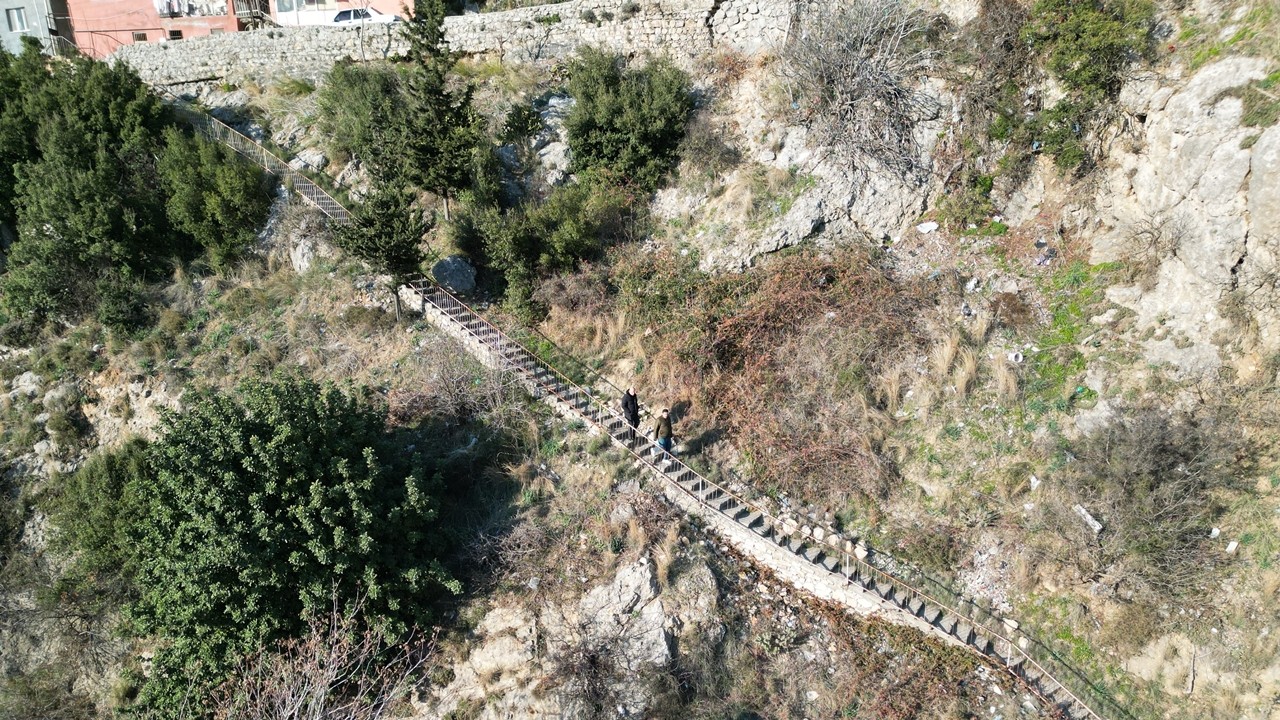 Hatay'ın Belen ilçesinde 107 basamaklı merdivenle gelen zorlu ulaşım