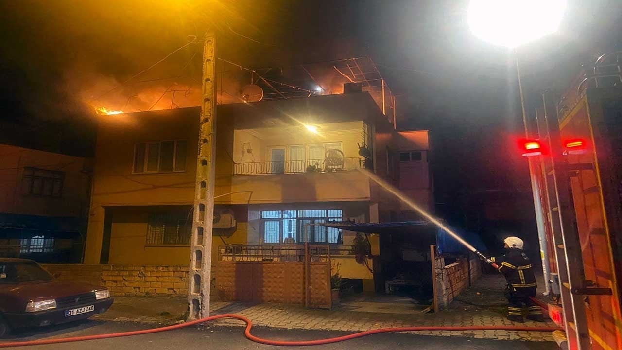 Hatay'ın Payas ilçesinde iki katlı evin terasında yangın