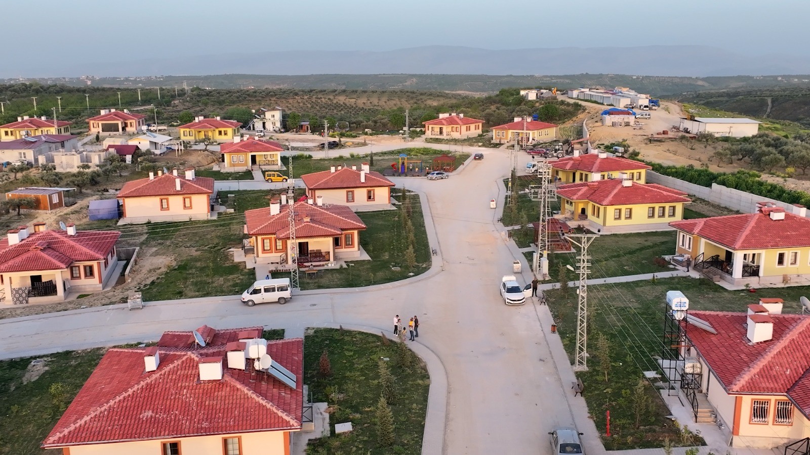 Hataylı depremzede Sözer Ailesi yeni evlerine kavuştu! Bakan Mehmet Özhaseki: "Söz Verdik, sözümüzü tuttuk"