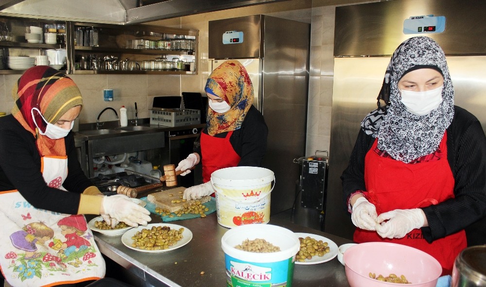 Hataylı kadınlar koronaya rağmen üretmeye devam ediyor 