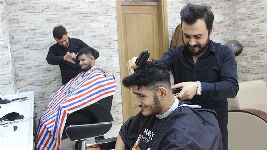 Hataylı kuaför, engellileri ücretsiz tıraş ediyor