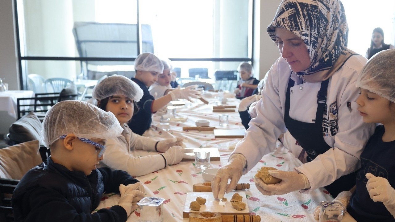 Hataylı öğrenciler kömbe yapımını atölyede öğrendi