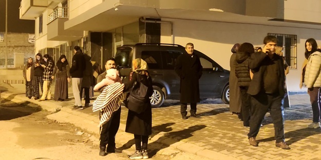 Hataylılar geceyi sokaklarda geçiriyor!