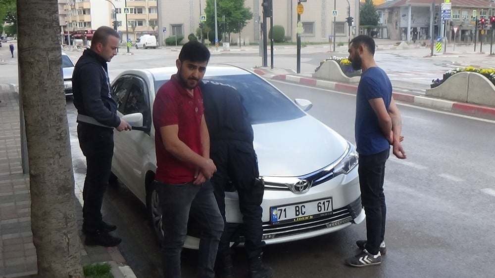 Hava almak için çıktılar...Cezayı yediler 
