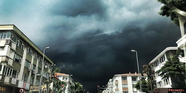Hava bir anda karardı! İstanbullulara dolu sürprizi