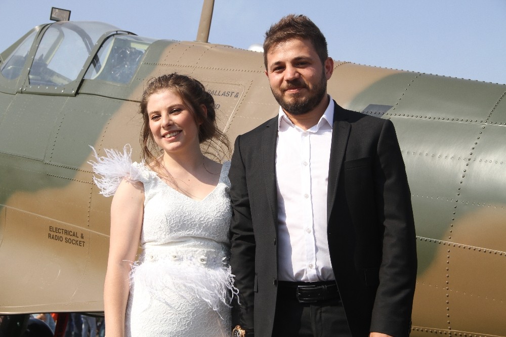 Hava gösterilerinde gelin damat sürprizi 