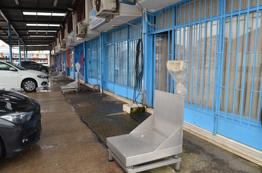 Hava şartları nedeniyle küçük balıkçı denize açılamayınca Trabzon Balık Hali en sakin gününü yaşadı 