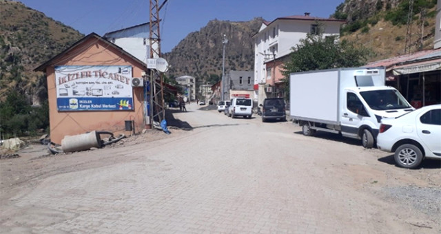 Hava sıcaklıklarının 40 dereceyi bulduğu ilçede hayat durdu