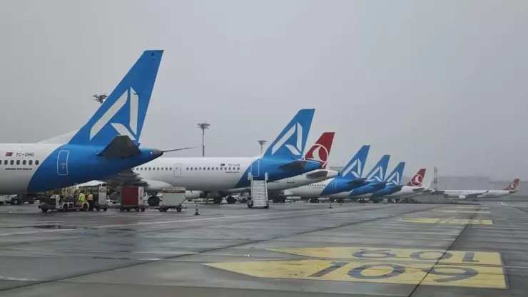 Hava ulaşımına sağanak darbesi! İstanbul'da hava trafiği kilitlendi: 51 uçak rotayı değiştirdi