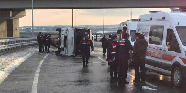 Havalimanı personelini taşıyan servis kaza yaptı!