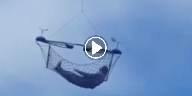 Havada hamak keyfi yapan adamı görenler şaşkına uğradı!