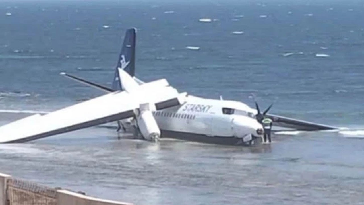 Havada kanadı koptu, okyanusa indi! Kimsenin burnu bile kanamadı