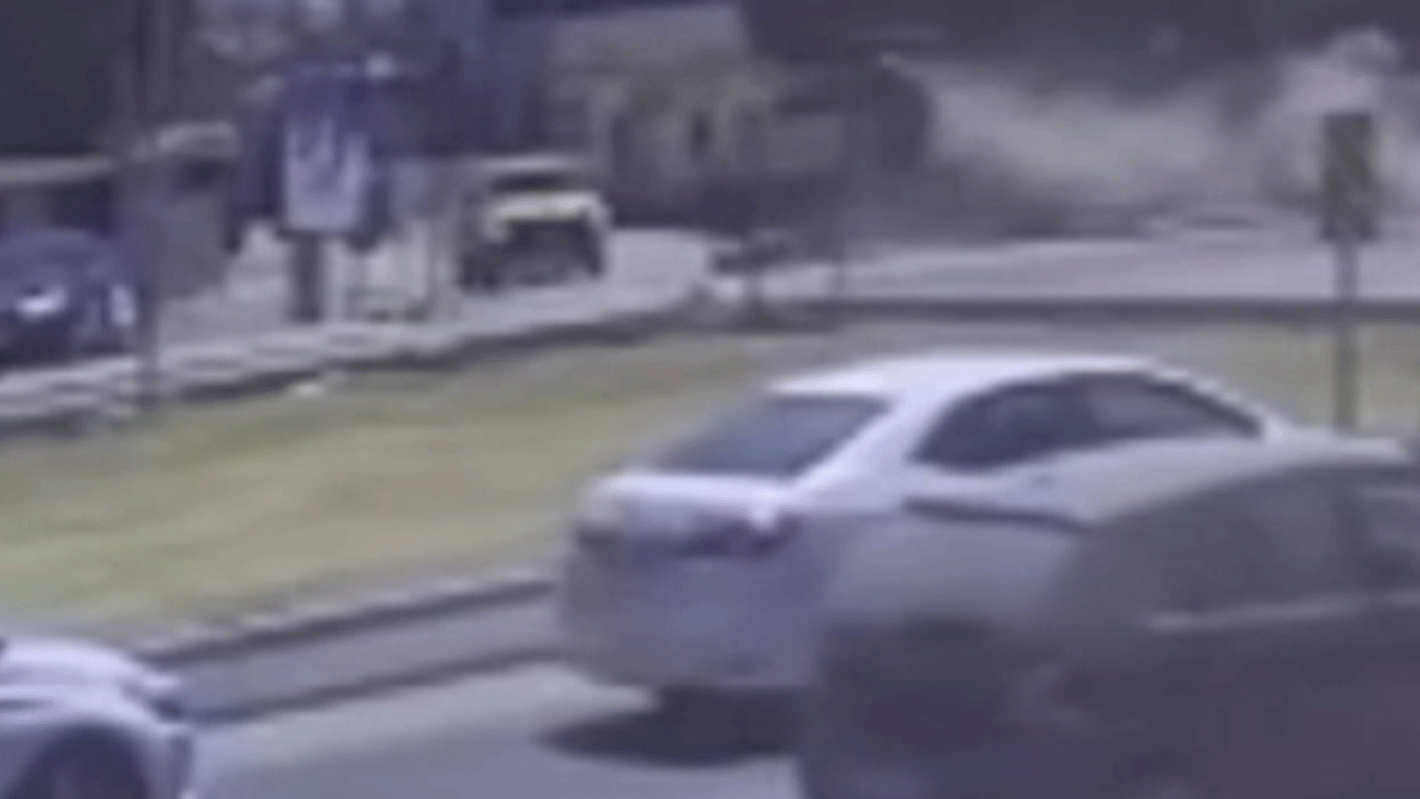 Havada metrelerce uçan otomobil araçlara çarparak durabildi!