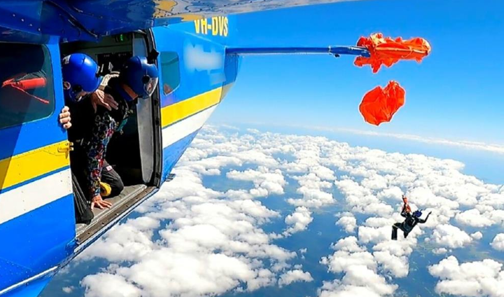 Havada ölümle burun buruna: Paraşütçü 4.6 km yüksekte uçağa asılı kaldı