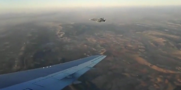 Havada panik! Kopan iniş takımları motora kaçtı