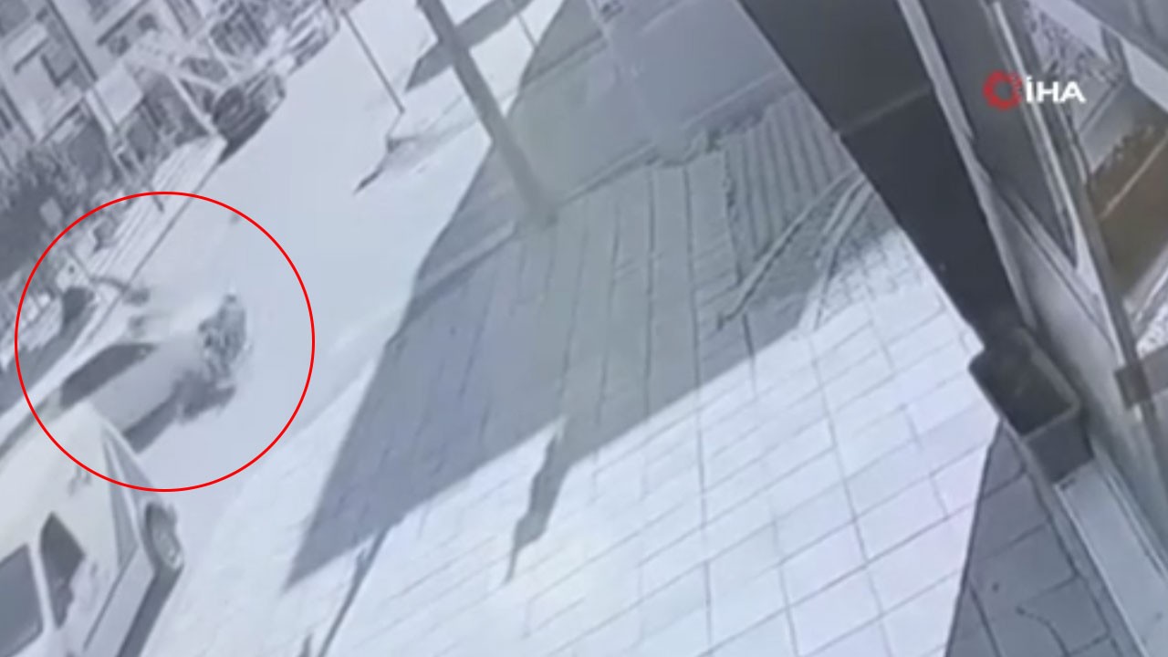 Havada taklalar atarak düştü! Motosiklet kazası kamerada