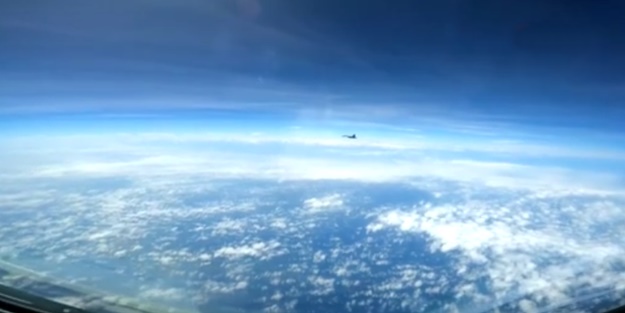 Havada tehlikeli gerginlik! ABD uçağının önünü kesti