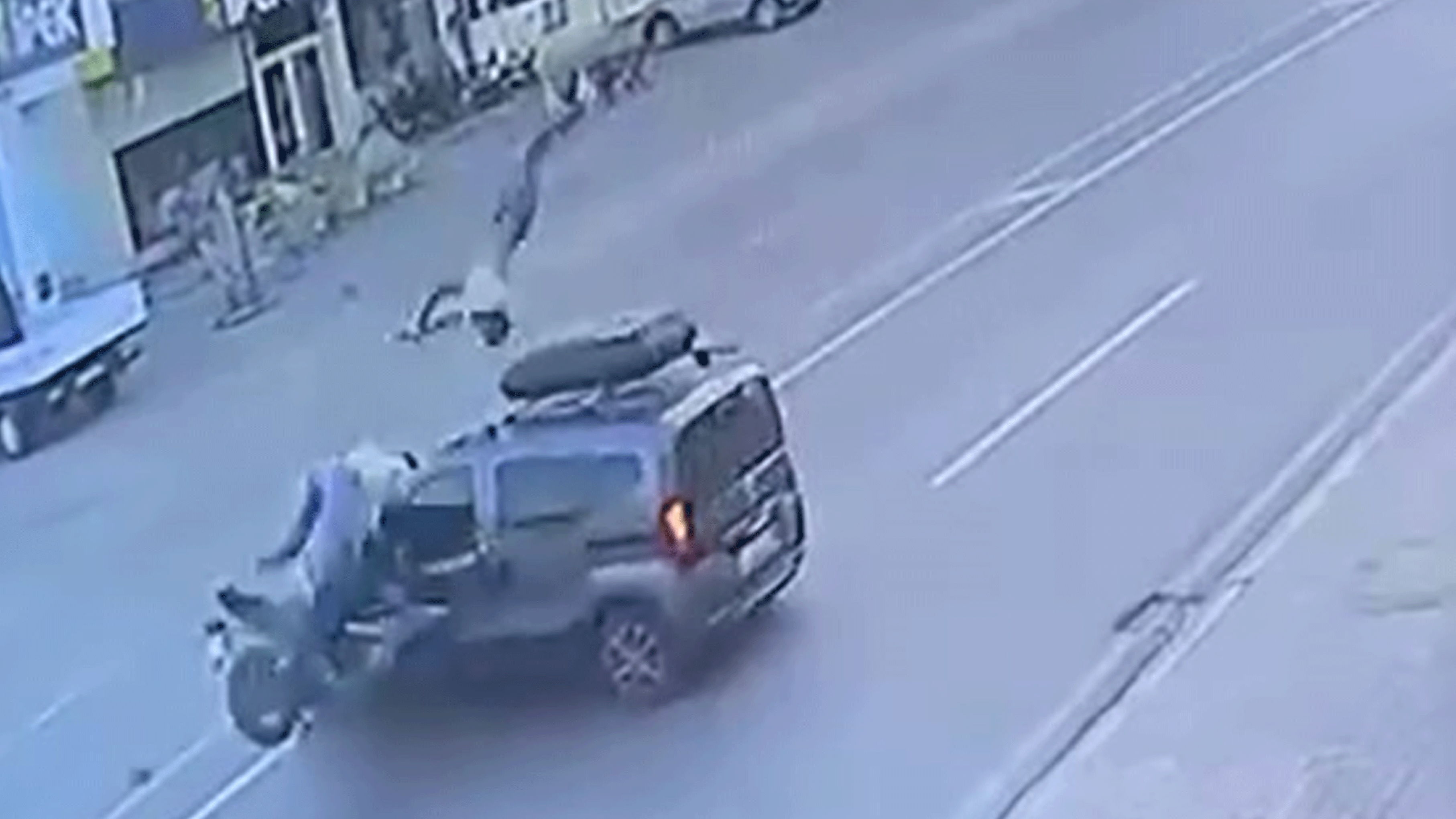 Havada üç takla attı! Korkunç motosiklet kazası kamerada