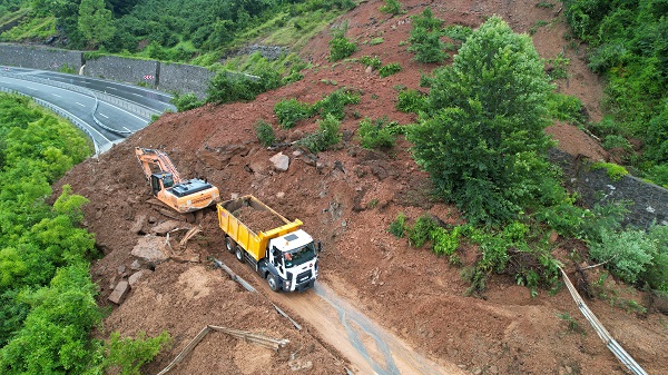 Havadan dronla böyle görüntülendi! Zonguldak-İstanbul karayolunda heyelan