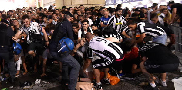 Havai fişeği bomba zanneden taraftarlar birbirini ezdi!