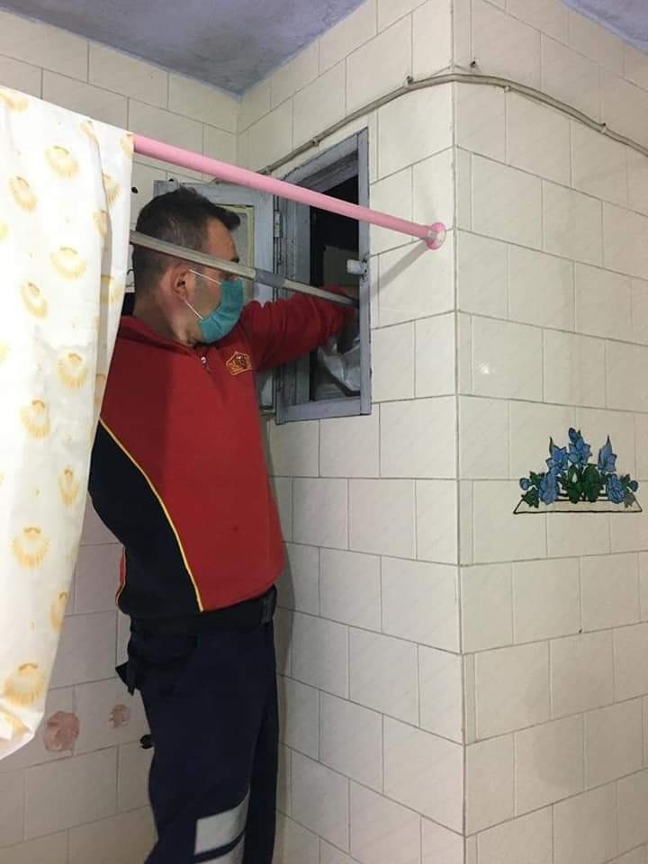 Havalandırma boşluğuna düşen güvercini itfaiye ekipleri kurtardı 