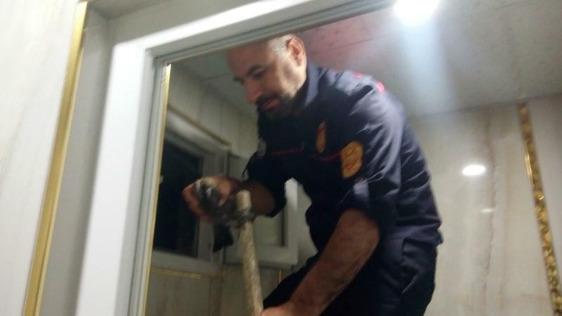 Havalandırmaya düşen yavru güvercin kurtarıldı 