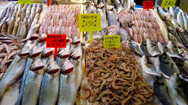 Havalar soğudu tezgahlar dolup taştı! İzmir'de levrek bolluğu