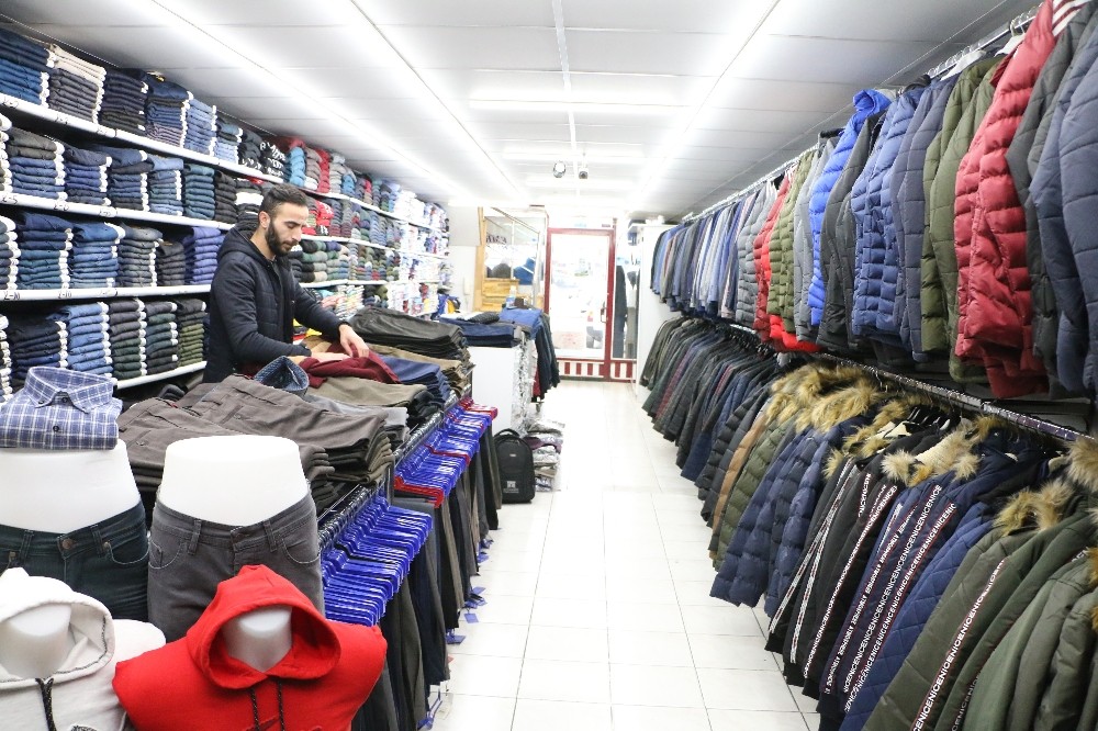 Havalar soğumayınca kışlıklar tezgahta kaldı 